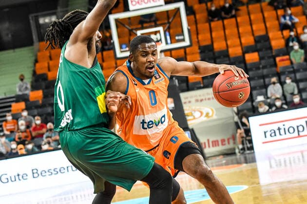 GER, EuroCup, ratiopharm ulm vs Frutti Extra Bursaspor 29.03.2022, ratiopharm arena, Neu-Ulm, GER, EuroCup, ratiopharm ulm vs Frutti Extra Bursaspor, im Bild Semaj Christon (Ulm, 0) setzt sich gegen John Holland (Bursaspor, 0) durch