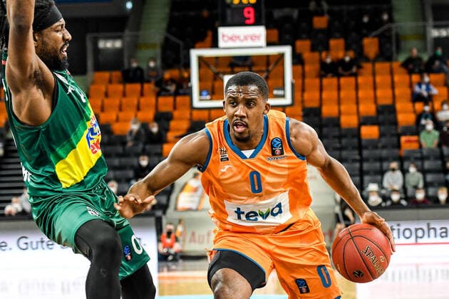 GER, EuroCup, ratiopharm ulm vs Frutti Extra Bursaspor 29.03.2022, ratiopharm arena, Neu-Ulm, GER, EuroCup, ratiopharm ulm vs Frutti Extra Bursaspor, im Bild Semaj Christon (Ulm, 0) setzt sich gegen John Holland (Bursaspor, 0) durch