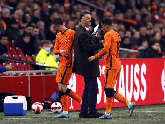 AMSTERDAM - (lr) Steven Berghuis of Holland, Holland coach Louis van Gaal, Donyell Malen of Holland during the friendly match between the Netherlands and Germany at the Johan Cruijff ArenA on March 29, 2022 in Amsterdam, Netherlands. KOEN VAN WEEL International Friendly, Länderspiel, Nationalmannschaft 2021 2022 xVIxANPxSportx xxANPxIVx