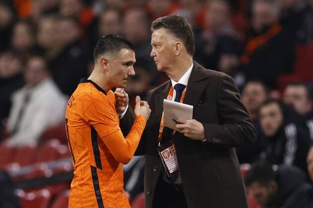 AMSTERDAM - (lr) Steven Berghuis of Holland, Holland coach Louis van Gaal during the friendly match between the Netherlands and Germany at the Johan Cruijff ArenA on March 29, 2022 in Amsterdam, Netherlands. ANP MAURICE VAN STEEN International Friendly, Länderspiel, Nationalmannschaft 2021 2022 xVIxANPxSportx xxANPxIVx
