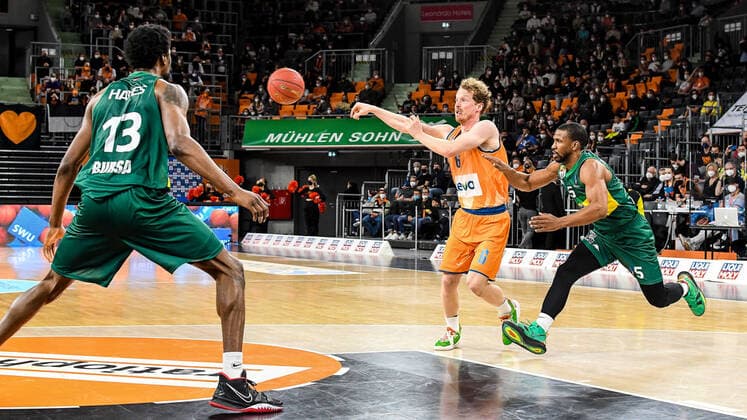 GER, EuroCup, ratiopharm ulm vs Frutti Extra Bursaspor 29.03.2022, ratiopharm arena, Neu-Ulm, GER, EuroCup, ratiopharm ulm vs Frutti Extra Bursaspor, im Bild Kavarrius Hayes (Bursaspor, 13), Per Günther Guenther (Ulm, 6), Derek Needham (Bursaspor, 5)