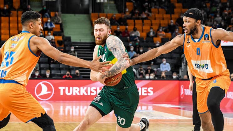 GER, EuroCup, ratiopharm ulm vs Frutti Extra Bursaspor 29.03.2022, ratiopharm arena, Neu-Ulm, GER, EuroCup, ratiopharm ulm vs Frutti Extra Bursaspor, im Bild Karim Jallow (Ulm, 35), Onuralp Bitim (Bursaspor, 10), Jaron Blossomgame (Ulm, 4),