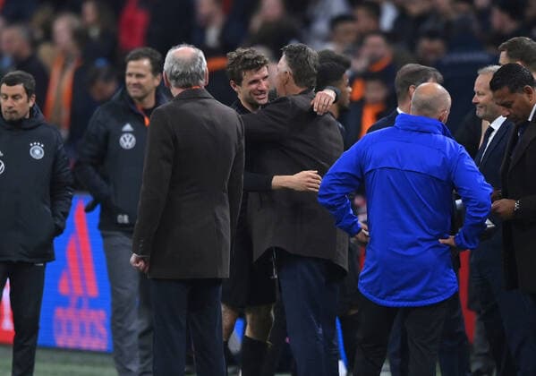 Thomas Müller (Deutschland), li., und Trainer Louis van Gaal (Niederlande) nach dem Spiel 29.03.2022, Fussball 2022, GER, Länderspiel, Niederlande - Deutschland Foto: Maik Hölter TEAM2sportphoto Amsterdam Johan Cruijff ArenA Niederlande