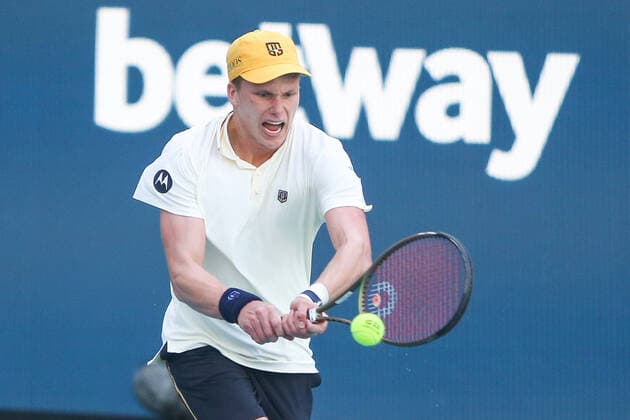 Tennis, ATP-Turnier in Miami March 29, 2022, Austin, Texas, United States: Jenson Brooksby (USA) returns a shot during the men s fourth round at the Miami Open presented by Itau at Hard Rock Stadium in Miami Gardens, Florida. Austin United States - ZUMAw109 20220329_zap_w109_014 Copyright: xDebbyxWongx