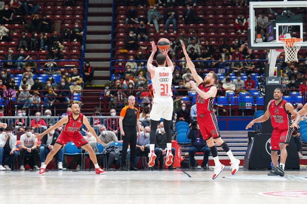 Mandatory Credit: Photo by Simone Lucarelli LiveMedia Shutterstock (12873210bf) Zan Mark Sisko (FC Bayern Munchen Basketball) thwarted by Sergio Rodriguez (AX Armani Exchange Olimpia Milano) Basketball Euroleague Championship A X Armani Exchange Milano vs Bayern Monaco, Mediolanum Forum, Milan, Italy - 29 Mar 2022 Basketball Euroleague Championship A X Armani Exchange Milano vs Bayern Monaco, Mediolanum Forum, Milan, Italy - 29 Mar 2022  Copyright: xSimonexLucarelli LiveMedia Shutterstockx 12873210bf