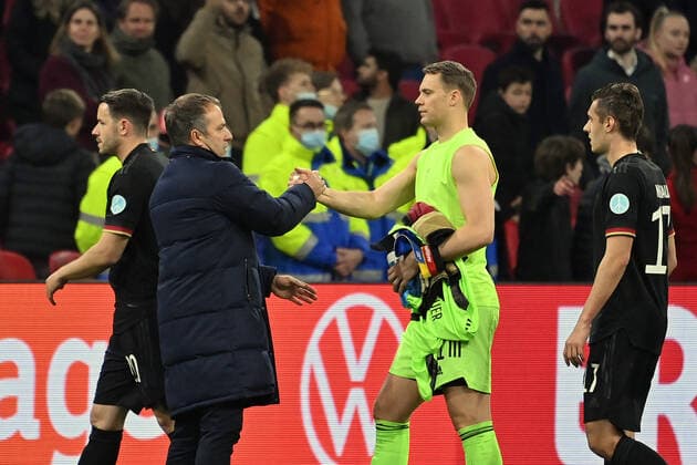 Bundestrainer Hans Dieter Hansi FLICK (GER) mit Torwart Manuel NEUER (GER) nach Spielende . Fussball Laenderspiel Niederlande - Deutschland 1-1 am 29.03.2022 in Amsterdam Johan-Cruyff-Arena. UEFA regulations prohibit any use of photographs as image sequences and or quasi-video