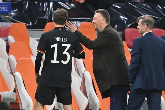 Trainer Louis VAN GAAL (NED) mit Thomas MUELLER (GER) nach Spielende . Fussball Laenderspiel Niederlande - Deutschland 1-1 am 29.03.2022 in Amsterdam Johan-Cruyff-Arena. UEFA regulations prohibit any use of photographs as image sequences and or quasi-video