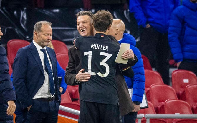 Trainer Louis van Gaal (Niederlande) umarmt Thomas Müller (Deutschland) Niederlande - Deutschland 29.03.2022, Fussball; DFB, Saison 2021 22 Foto: Moritz Müller