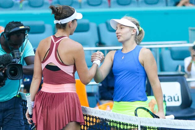 Tennis, WTA-Turnier in Miami March 29, 2022, Austin, Texas, United States: Belinda Bencic (SUI) (R) shakes hands with Daria Saville after the women s singles quarterfinals at the Miami Open presented by Itau at Hard Rock Stadium in Miami Gardens, Florida. Austin United States - ZUMAw109 20220329_zap_w109_017 Copyright: xDebbyxWongx