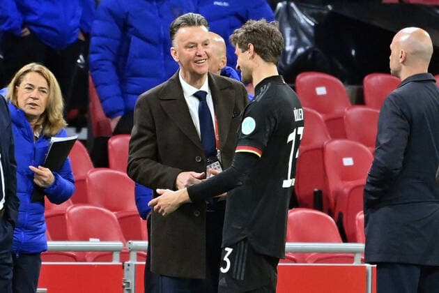 Trainer Louis VAN GAAL (NED) mit Thomas MUELLER (GER) nach Spielende . Fussball Laenderspiel Niederlande - Deutschland 1-1 am 29.03.2022 in Amsterdam Johan-Cruyff-Arena. UEFA regulations prohibit any use of photographs as image sequences and or quasi-video