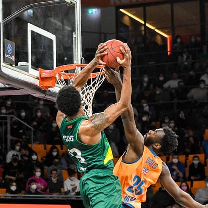 GER, EuroCup, ratiopharm ulm vs Frutti Extra Bursaspor 29.03.2022, ratiopharm arena, Neu-Ulm, GER, EuroCup, ratiopharm ulm vs Frutti Extra Bursaspor, im Bild Kavarrius Hayes (Bursaspor, 13) setzt sich gegen Nat Diallo (Ulm, 29) durch und punktet