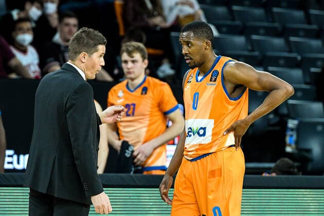 GER, EuroCup, ratiopharm ulm vs Frutti Extra Bursaspor 29.03.2022, ratiopharm arena, Neu-Ulm, GER, EuroCup, ratiopharm ulm vs Frutti Extra Bursaspor, im Bild Jaka Lakovic (Ulm) diskutiert mit Semaj Christon (Ulm, 0)
