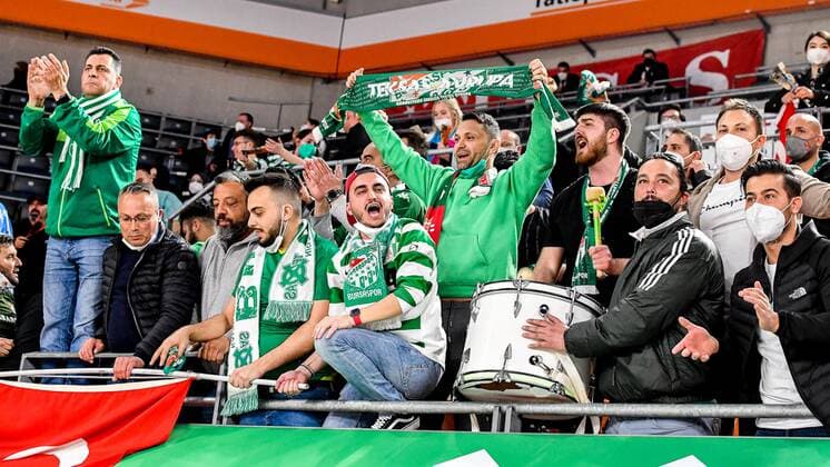 GER, EuroCup, ratiopharm ulm vs Frutti Extra Bursaspor 29.03.2022, ratiopharm arena, Neu-Ulm, GER, EuroCup, ratiopharm ulm vs Frutti Extra Bursaspor, im Bild jubelnde Fans von Bursaspor