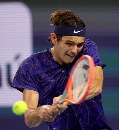 Tennis, ATP-Turnier in Miami March 29, 2022, Miami Gardens, Florida, United States Of America: MIAMI GARDENS, FLORIDA - MARCH 29: Miomir Kecmanovic of Serbia defeats Taylor Fritz of the United States during the Men s Singles match on Day 9 of the 2022 Miami Open at Hard Rock Stadium on March 29, 2022 in Miami Gardens, Florida....People: Taylor Fritz Miami Gardens United States Of America - ZUMAs214 20220329_zda_s214_121 Copyright: xSMGx