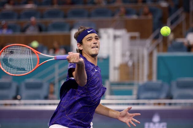 Tennis, ATP-Turnier in Miami March 29, 2022, Miami Gardens, Florida, United States Of America: MIAMI GARDENS, FLORIDA - MARCH 29: Miomir Kecmanovic of Serbia defeats Taylor Fritz of the United States during the Men s Singles match on Day 9 of the 2022 Miami Open at Hard Rock Stadium on March 29, 2022 in Miami Gardens, Florida....People: Taylor Fritz Miami Gardens United States Of America - ZUMAs214 20220329_zda_s214_122 Copyright: xSMGx