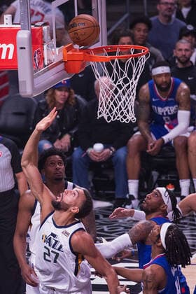 March 29, 2022, Los Angeles, California, USA: Rudy Gobert 27 of the Utah Jazz scores jumps to block during their NBA, Basketball Herren, USA game against the Los Angeles Clippers on Tuesday March 29, 2022 at Crypto.com Arena in Los Angeles, California. Clippers defeat Jazz, 121-115. ARIANA RUIZ PI Los Angeles USA - ZUMAp124 20220329_zaa_p124_015 Copyright: xArianaxRuizx