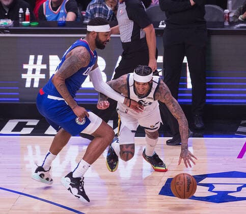 March 29, 2022, Los Angeles, California, USA: Jordan Clarkson 00 of the Utah Jazz attempts to runs past Marcus Morris 8 of the Los Angeles Clippers during their NBA, Basketball Herren, USA game on Tuesday March 29, 2022 at Crypto.com Arena in Los Angeles, California. Clippers defeat Jazz, 121-115. ARIANA RUIZ PI Los Angeles USA - ZUMAp124 20220329_zaa_p124_014 Copyright: xArianaxRuizx