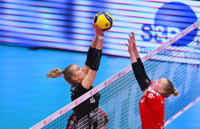 Sport Themen der Woche KW13 v.l.: Monique Strubbe (Dresden) gegen Madelyn Joy Halteman (Neuwied), VC Neuwied 77 gegen Dresdner SC, Volleyball, 1. Bundesliga Frauen, 1. Liga, Margon Arena Dresden Bodenbacher Straße, DSC, Saison 2021 2022, 29.03.2022, *** v l Monique Strubbe Dresden vs Madelyn Joy Halteman Neuwied , VC Neuwied 77 vs Dresdner SC, Volleyball, 1 Bundesliga Women, 1 League, Margon Arena Dresden Bodenbacher Straße, DSC, Season 2021 2022, 29 03 2022,