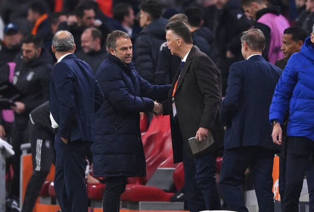 Bundestrainer Hansi Flick (Deutschland), li., und Trainer Louis van Gaal (Niederlande) nach dem Spiel 29.03.2022, Fussball 2022, GER, Länderspiel, Niederlande - Deutschland 1:1, , Foto: Maik Hölter TEAM2sportphoto Amsterdam Johan Cruijff ArenA Niederlande