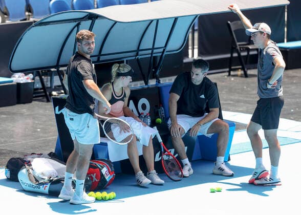 Angelique Kerber sitzt auf der Bank mit Freund Franco Bianco, stehend Physiotherapeut Timo Schall (r) und links Touring coach Lukas Storck ,Training, Copyright: xJuergenxHasenkopfx