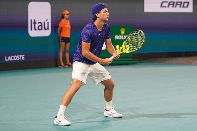 March 29, 2022, Miami Gardens, Florida, United States: Miomir Kecmanovic (SRB) waits for the serve during the men s singles fourth round at the Miami Open presented by Itau at Hard Rock Stadium in Miami Gardens, Florida. Miami Gardens United States - ZUMAw109 20220329_zap_w109_031 Copyright: xDebbyxWongx