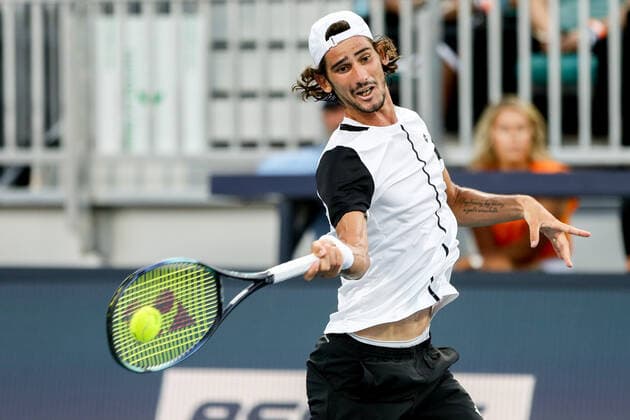March 29, 2022, Miami Gardens, Florida, United States: Lloyd Harris (RSA) returns a shot during the men s singles fourth round at the Miami Open presented by Itau at Hard Rock Stadium in Miami Gardens, Florida. Miami Gardens United States - ZUMAw109 20220329_zap_w109_040 Copyright: xDebbyxWongx