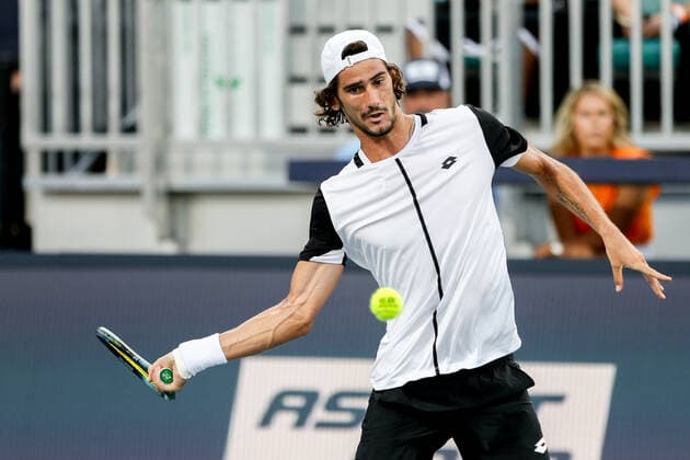 March 29, 2022, Miami Gardens, Florida, United States: Lloyd Harris (RSA) returns a shot during the men s singles fourth round at the Miami Open presented by Itau at Hard Rock Stadium in Miami Gardens, Florida. Miami Gardens United States - ZUMAw109 20220329_zap_w109_059 Copyright: xDebbyxWongx