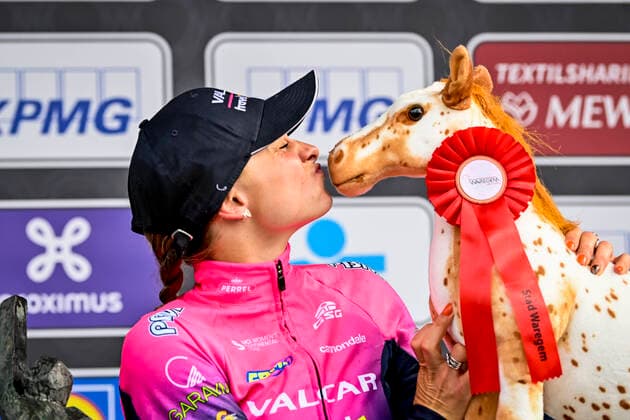 Bilder des Jahres 2022, Sport 03 März Sport Themen der Woche KW13 Sport Bilder des Tages Italian Chiara Consonni of Valcar - Travel and Service celebrates on the podium after winning the women elite race of the Dwars Door Vlaanderen cycling race, 120 km with start and finish in Waregem, Wednesday 30 March 2022. DIRKxWAEM  x28638052x