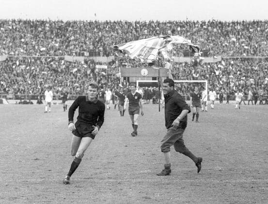 Pokalfinale 1967. FC Bayern München - Hamburger SV 4:0 10.06.1967 in Stuttgart. Torwart Sepp Maier (FCB) flüchtet vor einem aufdringlichen Bayern Fan mit Regenschirm. Nur fuer journalistische Zwecke! Only for editorial use! *** Cup final 1967 FC Bayern München Hamburger SV 4 0 10 06 1967 in Stuttgart Goalkeeper Sepp Maier FCB flees from a pushy Bayern fan with umbrella Only for journalistic use Only for editorial use HM