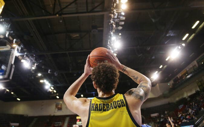 Ludwigsburg , Basketball easycredit BBL Bundesliga . MHP Riesen Ludwigsburg vs. SYNTAINICS MBC , Jonah Radebaugh ( Riesen )