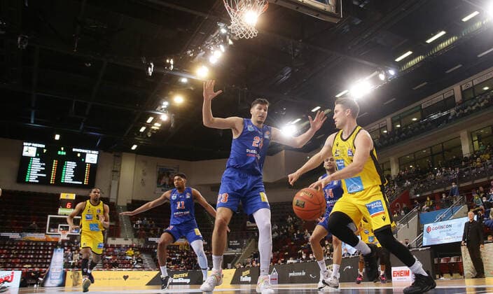 Ludwigsburg , Basketball easycredit BBL Bundesliga . MHP Riesen Ludwigsburg vs. SYNTAINICS MBC , von links: Goran Huskic ( MBC ) Jordan Hulls ( Riesen )