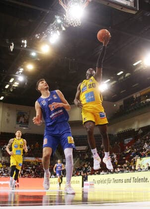 Ludwigsburg , Basketball easycredit BBL Bundesliga . MHP Riesen Ludwigsburg vs. SYNTAINICS MBC , von links: Goran Huskic ( MBC ) Rawle Alkins ( Riesen )