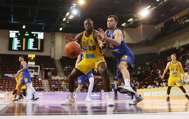 Ludwigsburg , Basketball easycredit BBL Bundesliga . MHP Riesen Ludwigsburg vs. SYNTAINICS MBC von links: Rawle Alkins ( Riesen ) Nikola Rebic ( MBC )
