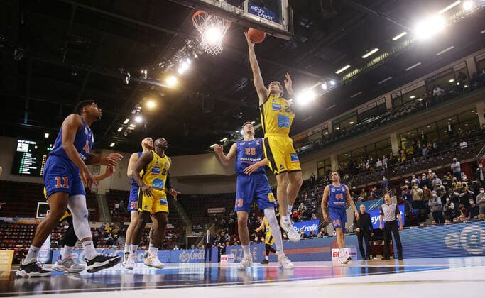Ludwigsburg , Basketball easycredit BBL Bundesliga . MHP Riesen Ludwigsburg vs. SYNTAINICS MBC , Ethan Happ ( Riesen )