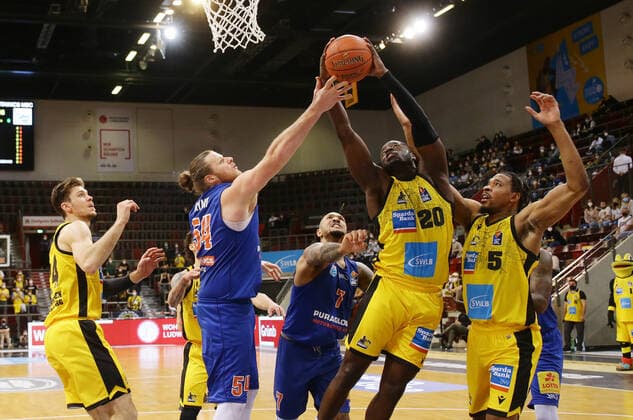 Ludwigsburg , Basketball easycredit BBL Bundesliga . MHP Riesen Ludwigsburg vs. SYNTAINICS MBC , von links: John Bryant ( MBC ) Rawle Alkins ( Riesen )