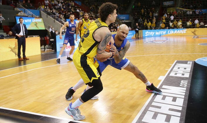 Ludwigsburg , Basketball easycredit BBL Bundesliga . MHP Riesen Ludwigsburg vs. SYNTAINICS MBC , von links: Jonah Radebaugh ( Riesen ) Sergio Kerusch ( MBC )