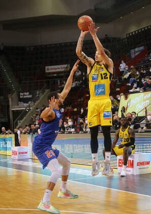 Ludwigsburg , Basketball easycredit BBL Bundesliga . MHP Riesen Ludwigsburg vs. SYNTAINICS MBC , von links: Jamel Morris ( MBC ) Jonah Radebaugh ( Riesen )