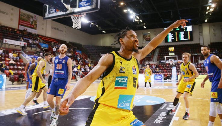 Ludwigsburg , Basketball easycredit BBL Bundesliga . MHP Riesen Ludwigsburg vs. SYNTAINICS MBC , Justin Simon ( Riesen )