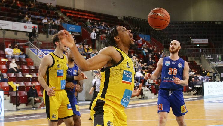 Sport Bilder des Tages Ludwigsburg , Basketball easycredit BBL Bundesliga . MHP Riesen Ludwigsburg vs. SYNTAINICS MBC , Justin Simon ( Riesen )