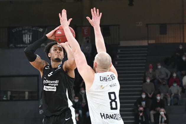 Basketball I Herren I Saison 2021-2022 I Eurocup I 17. Spieltag I Hamburg Towers - Dolomiti Energia Trento I 30.03.2022 Luca Conti (8, Dolomiti Energia Trento) wirft - Robin Christen (8, Hamburg Towers) verpasst den Block Hamburg edel-optics.de Arena Hamburg Deutschland Copyright: xLobeca AndreasxHannigx
