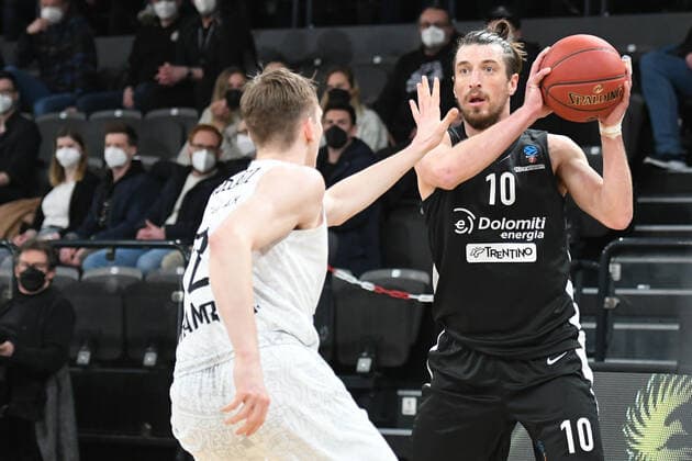 Basketball I Herren I Saison 2021-2022 I Eurocup I 17. Spieltag I Hamburg Towers - Dolomiti Energia Trento I 30.03.2022 Toto Forray (10, Dolomiti Energia Trento) gegen Justus Hollatz (21, Hamburg Towers) Hamburg edel-optics.de Arena Hamburg Deutschland Copyright: xLobeca AndreasxHannigx