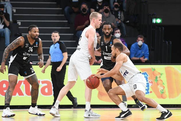 Basketball I Herren I Saison 2021-2022 I Eurocup I 17. Spieltag I Hamburg Towers - Dolomiti Energia Trento I 30.03.2022 Jaylon Brown (0, Hamburg Towers) gegenJordan Caroline (24, Dolomiti Energia Trento). Seth Hinrichs (12, Hamburg Towers) blockt den Weg frei Hamburg edel-optics.de Arena Hamburg Deutschland Copyright: xLobeca AndreasxHannigx