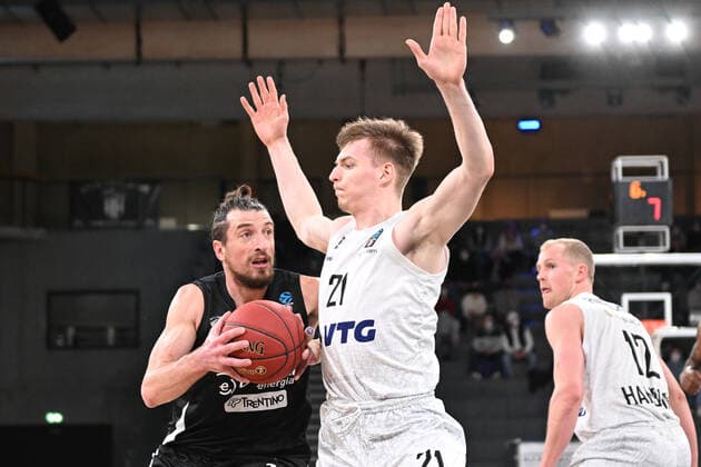 Basketball I Herren I Saison 2021-2022 I Eurocup I 17. Spieltag I Hamburg Towers - Dolomiti Energia Trento I 30.03.2022 Toto Forray (10, Dolomiti Energia Trento) gegen Justus Hollatz (21, Hamburg Towers) Hamburg edel-optics.de Arena Hamburg Deutschland Copyright: xLobeca AndreasxHannigx