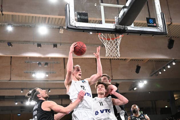 Basketball I Herren I Saison 2021-2022 I Eurocup I 17. Spieltag I Hamburg Towers - Dolomiti Energia Trento I 30.03.2022 Seth Hinrichs (12, Hamburg Towers) sichert den Ball unter dem eigenen Korb vor Toto Forray (10, Dolomiti Energia Trento) Hamburg edel-optics.de Arena Hamburg Deutschland Copyright: xLobeca AndreasxHannigx