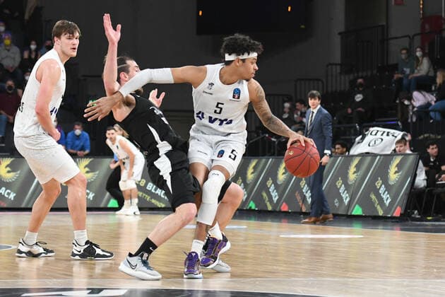 Basketball I Herren I Saison 2021-2022 I Eurocup I 17. Spieltag I Hamburg Towers - Dolomiti Energia Trento I 30.03.2022 Caleb Homesley (5, Hamburg Towers) rustikal gegen Toto Forray (10, Dolomiti Energia Trento) Hamburg edel-optics.de Arena Hamburg Deutschland Copyright: xLobeca AndreasxHannigx