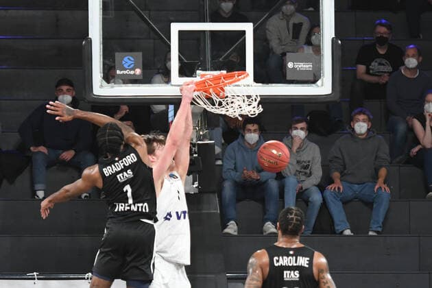Basketball I Herren I Saison 2021-2022 I Eurocup I 17. Spieltag I Hamburg Towers - Dolomiti Energia Trento I 30.03.2022 Maik Kotsar (11, Hamburg Towers) mit dem Dunk gegen Desonta Bradford (1, Dolomiti Energia Trento) Hamburg edel-optics.de Arena Hamburg Deutschland Copyright: xLobeca AndreasxHannigx