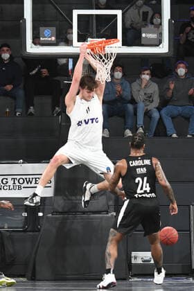 Basketball I Herren I Saison 2021-2022 I Eurocup I 17. Spieltag I Hamburg Towers - Dolomiti Energia Trento I 30.03.2022 Maik Kotsar (11, Hamburg Towers) mit dem Dunk gegen Desonta Bradford (1, Dolomiti Energia Trento) und Jordan Caroline (24, Dolomiti Energia Trento) Hamburg edel-optics.de Arena Hamburg Deutschland Copyright: xLobeca AndreasxHannigx