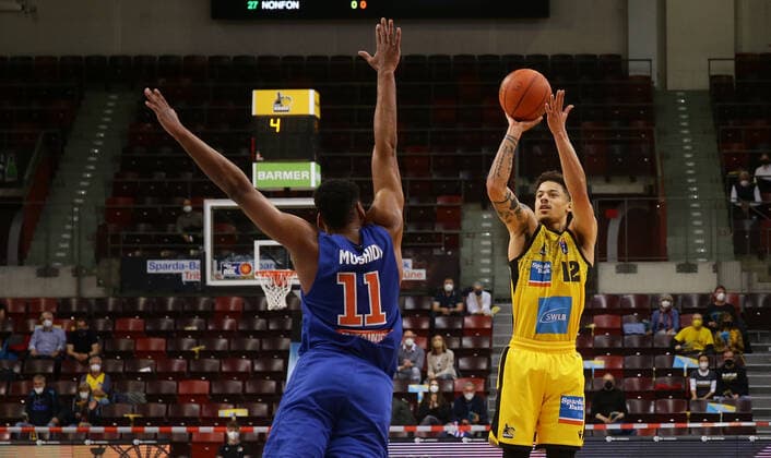 Ludwigsburg , Basketball easycredit BBL Bundesliga . MHP Riesen Ludwigsburg vs. SYNTAINICS MBC , von links: Kostka Mushidi ( MBC ) Jonah radebaugh ( Riesen )