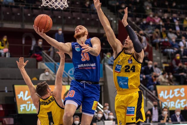 Reggie Upshaw (Syntainics MBC, 30), Ethan Happ (MHP Riesen Ludwigsburg, 24) GER, MHP Riesen Ludwigsburg vs Syntainics MBC, Basketball, Maenner, 1. Bundesliga, easycredit BBL, 19. Spieltag, Spielzeit 2021 2022, 30.03.2022 GER, MHP Riesen Ludwigsburg vs Syntainics MBC, Basketball, Maenner, 1. Bundesliga, easycredit BBL, 19. Spieltag, Spielzeit 2021 2022, 30.03.2022 Ludwigsburg Copyright: xTabeaxGuenzler Eibner-Pressefotox EP_TGR