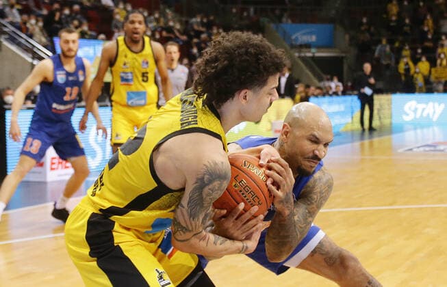 Ludwigsburg , Basketball easycredit BBL Bundesliga . MHP Riesen Ludwigsburg vs. SYNTAINICS MBC , von links: Jonah radebaugh ( Riesen ) Sergio Kerusch ( MBC )